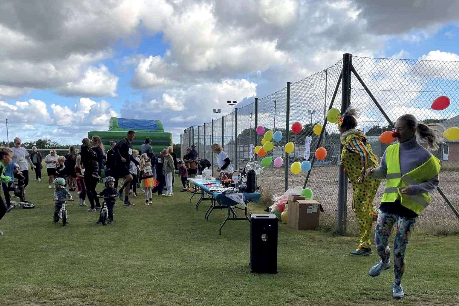 Det gav tidligt lørdag et voldsomt leben på stadion i Vridsted, at 116 borgere i alle aldre havde meldt sig til det klovneløb, som sygeplejerske Ditte Kielsgaard Karlsen havde taget initiativ til. Privatfoto