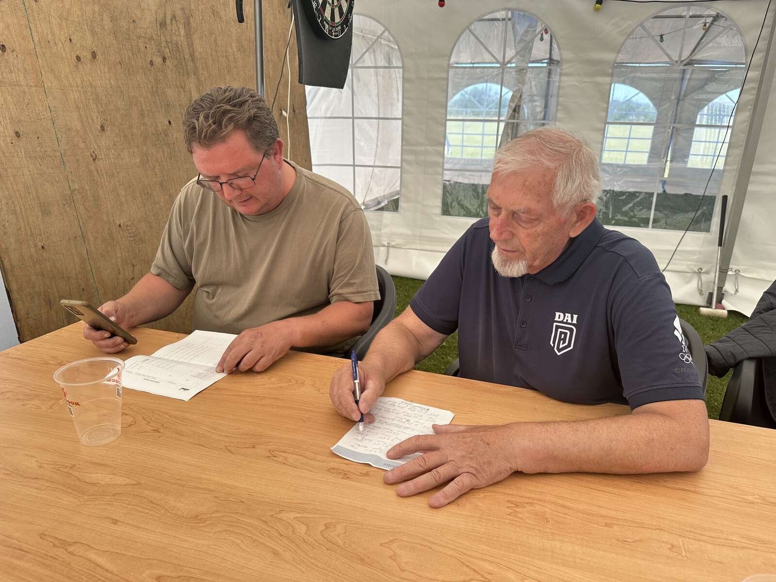 Niels Nielsen (tv) og Kurt Normann Andersen fra Vestfjends Aktivitetsklub gør regnskabet op efter en intern krolf-turnering.