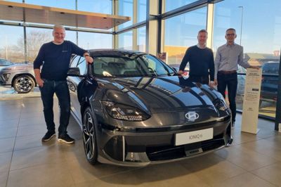 Anders Hedegaard (i midten.) fortsætter som filialchef i Hedegaard Biler efter salget til Nielsen Car Group.