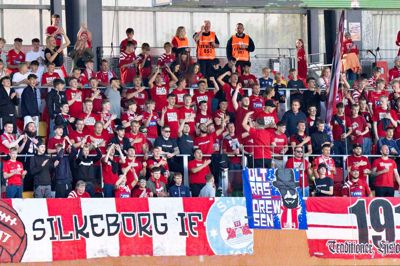 De stemningsskabende fans har ikke været synlige til SIF's kampe i denne sæson. Klubben er dog i dialog med tilhængerne fra det uofficielle miljø i et forsøg på at normalisere forholdet, så stemningen kommer tilbage på Jysk Park.