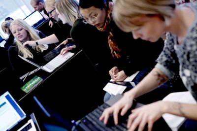 Erhvervsakademi MidtVest i Herning har en stribe professionsuddannelser som finansøkonom, multimediedesigner, produktionsteknolog samt vvs- og el-installatør. Skolens rektor Henriette Slebsager roser forslaget om at flytte flere studiepladser ud fra storbyerne.?Foto: Henrik Ole Jensen