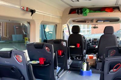 Der er plads til otte personer i Søglimt Bussen, som også har god plads til kørestolsbrugere.