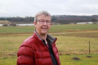 Lene Henriksen, der er formand for Hinge-Nørskovlund Lokalråd, glæder sig over de to bænke, som placeres på steder med god udsigt.