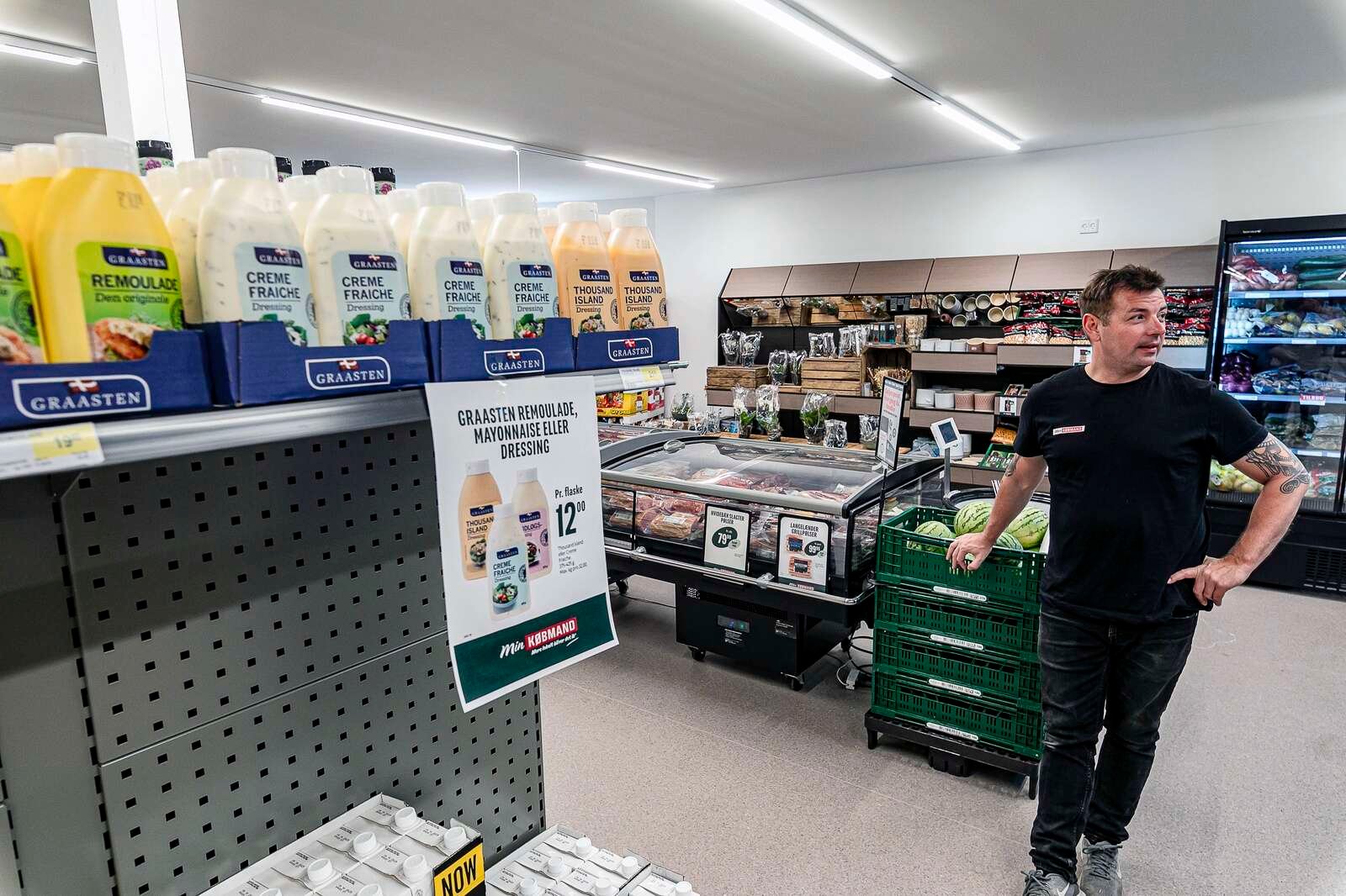 Ud over dagligvarer har Min Købmand i Vridsted også tips og lotto, apotek, gas, pakkeudlevering og sågar en lille afdeling, hvor man kan hente og aflevere bøger bestilt hos Viborg Bibliotekerne.