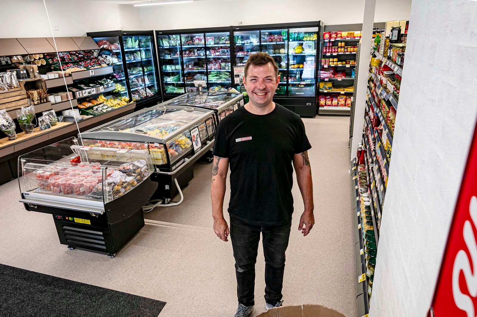Købmand Morten Pedersen har taget opstilling i den nye tilbygning til købmandsforretningen i Vridsted. Køleelementerne bag ham rummer nogle tilbud, som han ikke tidligere havde plads til at eksponere.