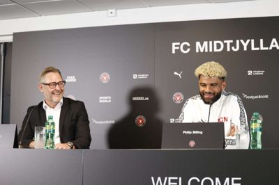 Philip Billing på podiet i MCH Arena sammen med bestyrelsesformand Claus Steinlein til tirsdagens pressemøde.