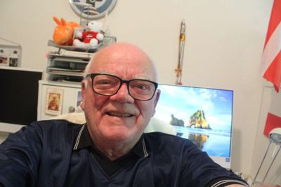 Ole Sørensen har kameraet fremme hver dag. Nogle gange er det et natur-scenarie, der fanger hans øje, andre gange en begivenhed eller en person. Her har han taget en selfie ved computeren i arbejdsværelset, hvor han både redigerer sine billeder og følger med i verden omkring sig. Onsdag 27. august fylder han 80 år.