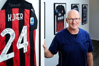 Jan Hede, der driver Hedes Speciallægeklinik i Dalgashus, har været klublæge for FC Midtjylland siden 2000. På billedet poserer han ved en trøje fra den tidligere FCM-profil og nuværende AC Milan-stjerne, landsholdsanfører Simon Kjær.
