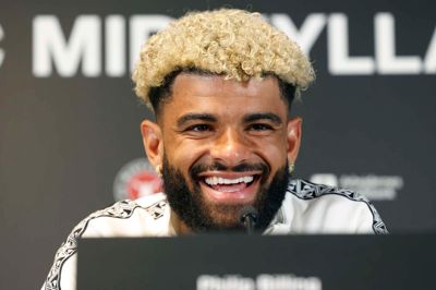 Philip Billing smiler charmerende til den forsamlede presse i Europa Loungen på MCH Arena. Den 29-årige vestjyde er udset til at blive en leder og markant profil på FC Midtjyllands midtbane, som holdkammeraterne kan læne sig opad.