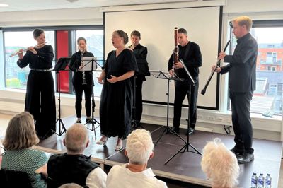 Fem musikere fra Ensemble Midtvest optrådte sammen med Cathrine Breinholt Højlund til åbningen af Herning Opera Festival.