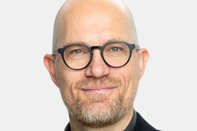 Carsten Bjerre er uddannet pædagog og har efterfølgende taget en diplomuddannelse i offentlig ledelse. Til daglig arbejder han som institutionsleder for en selvejende SFO, fritids- og ungdomsklub i Skanderborg Kommune.