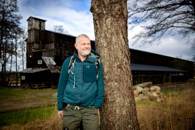 Peter Rasmussen, formand for Klostermølles Venner, forstår ikke den heftige kritik fra DN Skanderborg af et stort projekt på Klostermølle. Vi skal nok passe på naturen, siger han.