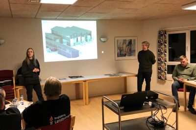 Arkitekterne Caroline Hahn og Ebbe Lavsen præsenterede deres forslag til fremtidens Abildå Brunkulsleje på et informationsmøde i december. Nu skal de i gang med at rette tegningerne til, så de i højere grad passer med brunkulslejets bestyrelses ønsker.