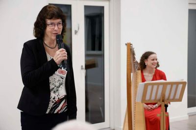 Rekord-indsamling! Sådan lyder det fra Inger-Lise Katballe, som er formand i Kræftens Bekæmpelses lokalforening i Ikast-Brande. Her ses hun i februar på Ruskjærholm, hvor Mariann Mikkelsen (i baggrunden) spillede smukke toner på sin keltiske harpe.
