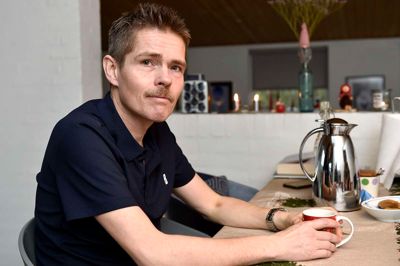 Et positivt mindset er en stor gevinst, når man skal igennem så svære ting, som Rasmus har skullet igennem i den senere tid. Efter nogle måneders genoptræning vender han i denne måned så småt tilbage til sin arbejdsplads, Vestjysk Bank i Viborg. Foto: Lars Rasborg