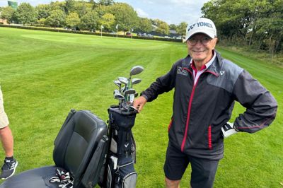 Skleroseramte Erik Kolmos var mandag på Trehøjes nye fem-hullers indspilsbane, hvor han spillede sin golfbane nummer 376 - den sidste, han manglede.