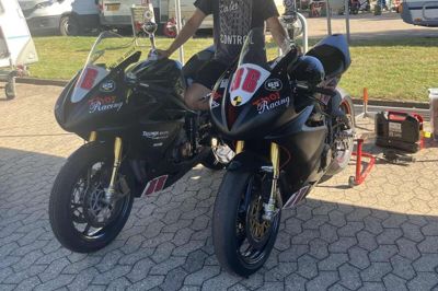 Frans Thor Jacobsen har to motorcykler - en til regnvejr og en til tørvejr.