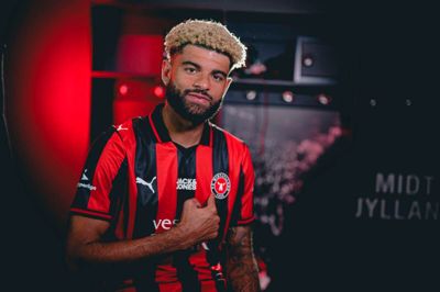 Philip Billing har trukket i sin nye spilletrøje med nummer otte på ryggen. Den mangeårige Premier League-spiller skal hjælpe FC Midtjylland med at nå nye højder.