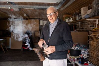 En ordentlig omgang røg. Poul Poulsen er klar med den røg, der i næste uge skal berolige alle hans mange bier, så han kan komme til deres indsamlede nektar uden at blive stukket. For det er snart tid til at høste årets første honning med lyng-noter. Men først skal honningmanden lige fejre 85-årsfødselsdag fredag 29. august.