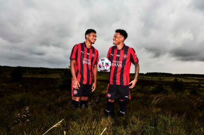 Pedro Bravo (t.v.) og Paulinho poserer i den nye hjemmebanetrøje, som FC Midtjylland lørdag eftermiddag præsenterede forud for sæsonen 2025-26.