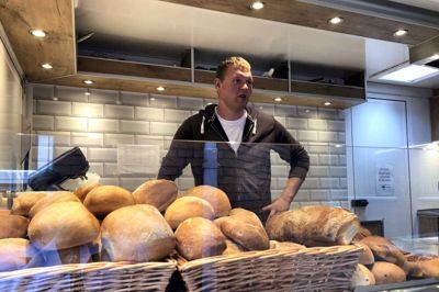 Louis Holm fra Holms Bageri kan nu igen levere friskbagt brød og kage til kunderne fra en lånt breadtruck i bageriets baggård.