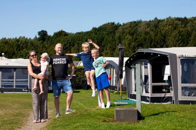 Familien Krøier-Kvist flyttede for fem år siden fra Nordjylland, da de købte Bryrup Camping. Drengene Karl og Elliot var på det tidspunkt tre og seks år. Men Vilde på tre år er født på campingpladsen - et rigtigt campingpladsbarn, beskriver forældrene Sidse og Jens Kristian det.