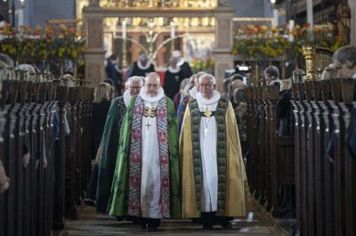 Biskop over Aarhus Stift Henrik Wigh-Poulsen, som går til venstre, går ud af Aarhus Domkirke sammen med Danmarks resterende biskopper efter en festgudstjeneste i anledning af tronskiftet i januar 2024. (Arkivfoto).