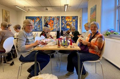 Der er omkring 30 nørklere i Vildbjerg. De mødes hver anden tirsdag i Den Gule Bygning. På billedet er Solveig Smed (t.v.) og Connie Egeberg. Mens nogle af de andre strikker trøjer og strømper, var de to kvinder i gang med at lave julepynt.