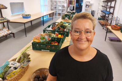 Lone Juul og Mad Til Herning henter ter gange om ugen overskudsmad ude hos 12 supermarkeder for at stoppe madspild og hindre madfattigdom.