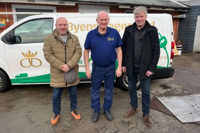 Der er vagtskifte hos bageren i Frederiks. Fra venstre Troels Margon Nielsen, Lars Trier Nielsen og Jeppe Frederiksen. Foto: Knud Gaarn-Larsen