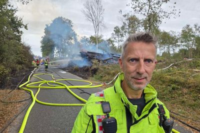 Torsdag eftermiddag udbrød der en skovbrand på Hedegårdvej mellem Kollund og Kølkær. En stak med træer fældet i maj blev flammernes bytte. Det fortæller indsatsleder fra Brand & Redning Midtvest Anders Gjørret.