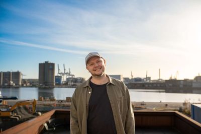 Ry-drengen Jonas Eriksen skriver selskabet Atjou, der nu samarbejder med sangeren Helge Engelbrecht om et stort projekt.