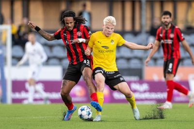 Kevin Mbabu (t.v.) og FC Midtjylland kom uden de store problemer forbi finske KuPS og er nu klar til Europa Leagues ligaspil.