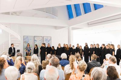Herning Opera Festival kunne notere sig en succes med udsolgt koncert, »Carl, Kunsten og Klangen« i Prismesalen på Carl-Henning Pedersen & Else Alfelts Museum. Med blå aftenhimmel i top modtog sangere og musikere fortjente klapsalver bagefter.