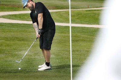 Teddy Lundsberg har kun spillet golf i tre år. Trods diagnosen sclerose spiller han med handicap 10,3, og det er mere end godkendt i golfkredse. Foto: Henrik Ole Jensen