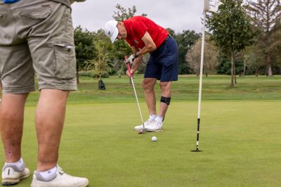 Selv om Erik Kolmos fra Odense Golfklub har været ramt af sklerose i 40 år, spiller han fortsat golf. Han er sikker på, at han ville have siddet i kørestol, hvis ikke han var aktiv på golfbanen. Her er han på green på kortbanen i Herning Golf Klub ved fredagens turnering i rehab-golf.
