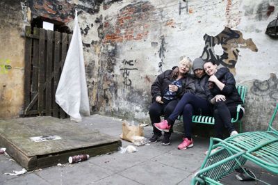 Marianne Plougmann, talsmand for de udsatte, sammen med Jessica og Helle Thomsen, der begge har deres daglige gang på »Den våde høne«. De drømmer alle om snart at få et nyt opholdssted. Foto: Flemming Hansen