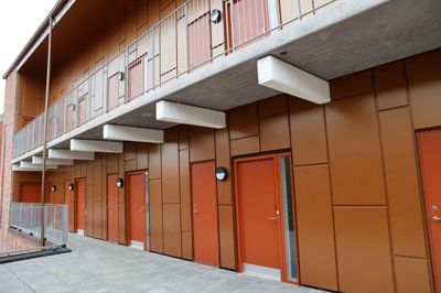 De skæve boliger på første og anden sal over varmestuen er en mulighed for borgere på kanten af hjemløshed at prøve kræfter med at bo i egen lejlighed - med støtte fra en social vicevært fra Herning Kommune.