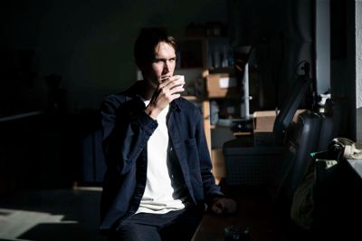 Anders Pagh og Ideal Kafferisteri hører hjemme i industrikvarteret på Teglvænget i Herning i lokaler, hvor der netop er blevet mulighed for at udvide forretningen. Her ristes 12-14 ton kaffe om året, og en herlig duft fra bønnerne møder de besøgende.