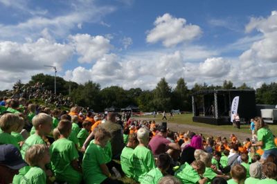 På scenen var der underholdning, inden de 1.500 SFO-børn blev sendt ud til aktiviteterne. Senere fik børnene selv mulighed for at optræde.