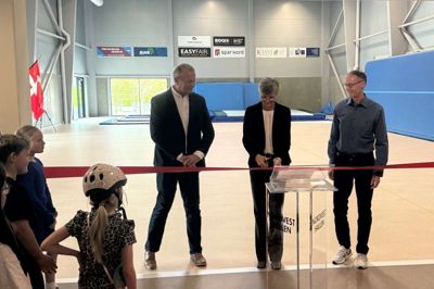 Herning Kommunes borgmester, Dorte West (V), havde æren af at klippe snoren, mens hun til venstre var flankeret af Nordvest Hallens formand, Thue Kragh, og til højre Tjørring IF's formand, Allan Frost Troelsen.
