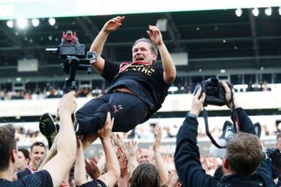 26. maj 2024: Thomas Thomasberg får lufttur, efter at FC Midtjylland har sikret sig det danske mesterskab. 15 måneder senere er hans tid som cheftræner for klubben nu forbi.