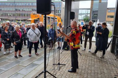 Da lørdagens gåtur var overstået, stod Klaus Stand-Holm, der er grundlægger af orkestret Klaus & Servants, klar til at spille en intim koncert på Torvet for de 120 fremmødte.
