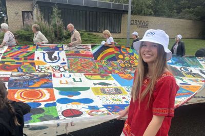 18-årige Victoria Madsbjerg var med til at bære Brandetæppet - og havde i dagens anledning taget en bluse på, som hendes mormor havde på til byens 800-årsjubilæum.