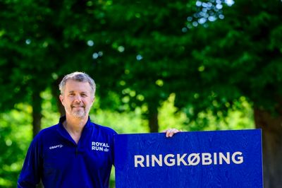 Kong Frederik præsenterede Ringkøbing som en af de fem Royal Run-byer i 2026.
