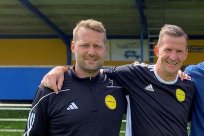 Morten Jensen til venstre står her med Steven Lustü. I sidste sæson var Lustü førsteholdstræner i Funder GF, mens Morten Jensen trænede andetholdet.