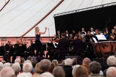 Med Ragnheiður Ingunn Jóhannsdóttir som det dynamiske omdrejningspunkt blev Herning Opera Festivals afslutningskoncert afviklet i det fyldte cirkustelt med Aarhus Symfoniorkester og Young Nordic Opera Choir på scenen.