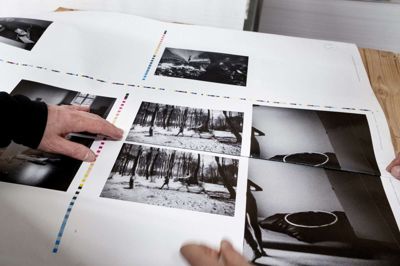Ry-fotografen Casper Dalhoffs bog om Landsbyen Sølund i Skanderborg har fået hædrende omtale i en international fotokonkurrence.