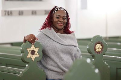 Korleder Lydiah Wairimu oplever, at danskerne er glade for at synge gospel. Da hun begyndte at have korsang i 1999, var det ikke alle, der kendte til gospelgenren. Det gør de i dag. Lydiah Wairimu, der er fra Kenya, har seks kor. Et af dem er Vildbjerg Gospelkor.