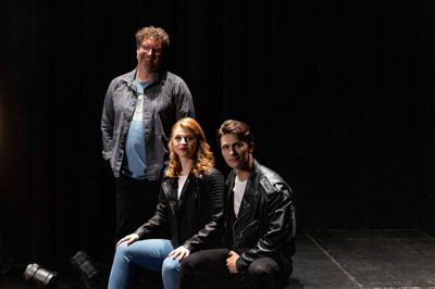 For instruktør Jens Frausing (bagerst, red.) handler egenproduktionerne hos MCH Musical både om at levere for publikum og samtidig udvikle talenter til branchen. Her ses han med de to kommende hovedrolleindehavere i »Grease«, Ellen Fjord (Sandy) og Rasmus Snedker Søndergaard (Danny). Forestillingen har premiere 26. marts 2026.